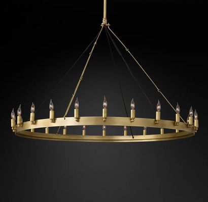 Chandelier de campagne français vintage de style ferme avec des ornements en fer de laiton