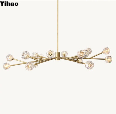 L'installation du chandelier de plafond en cuivre au cristal de nickel
