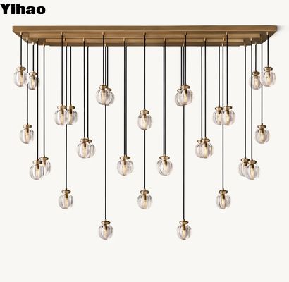 Chandelier RH classique avec finition en laiton / Chandelier type ampoule types ampoule une œuvre d'art équilibre de la lumière