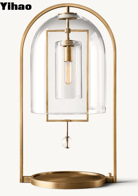 Chandelier pendant Fulcrum contemporain avec finition en laiton et accents cristallins