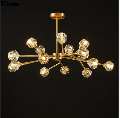 Chandelier en cristal en laiton de taille personnalisable avec des options de couleur et une finition en laiton