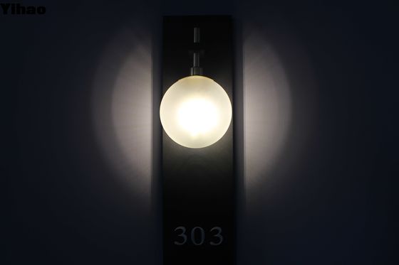 Des lampes murales en fer sur mesure pour améliorer l'ambiance de la salle de séjour et de la cuisine