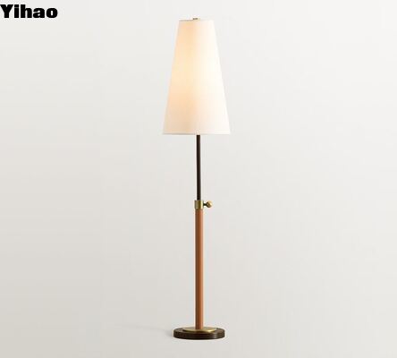 Lampe de table de design moderne avec finition en laiton et teinte de lin blanc pour les salons de lecture en intérieur