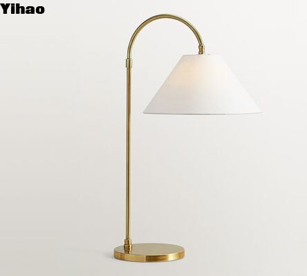 Lampe de table à LED en laiton avec ombre de lin et lumière blanche chaude 2700K pour le salon