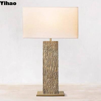 Lampe de bureau LED en laiton massif de type vintage personnalisée Yihao OEM avec 2700K de lumière blanche chaude et un design moderne